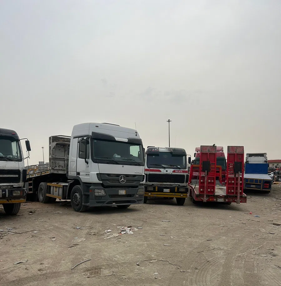 ثلاث تريلات وسطحة كبيرة للنقل