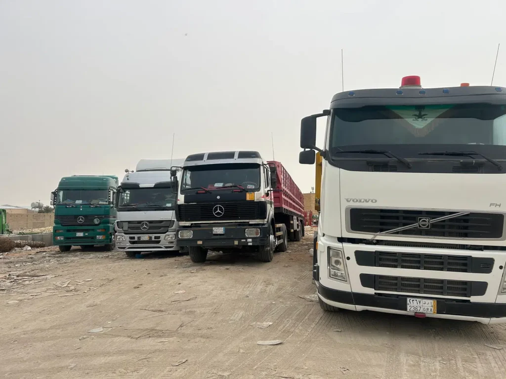 اربع تريلات بالوان متعددة مصفوفة بجانب بعض